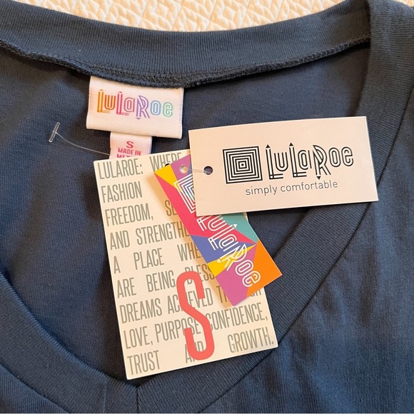 NWT LuLaRoe Lisa Tee Skull Graphic T-Shirt Size Small - Picture 7 of 8